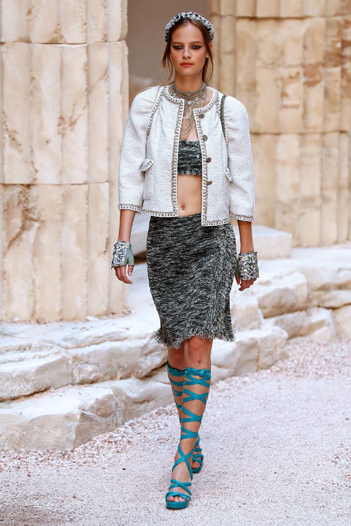Chanel Colección Crucero 2018: traje de tweed con falda lápiz y top