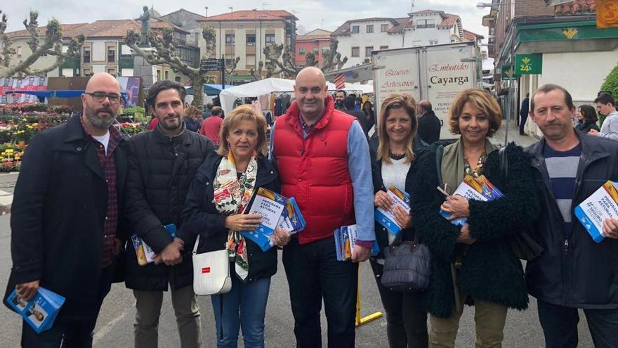 Dirigentes de Foro, esta mañana, en el mercado de Posada de Llanes.