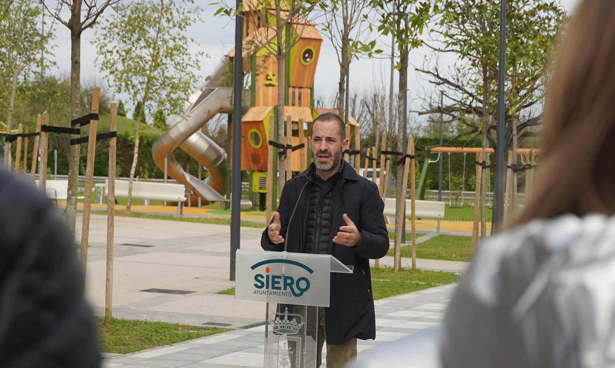 El Berrón ya tiene su Plaza del Ferroviario: así es el nuevo gran espacio público de la localidad