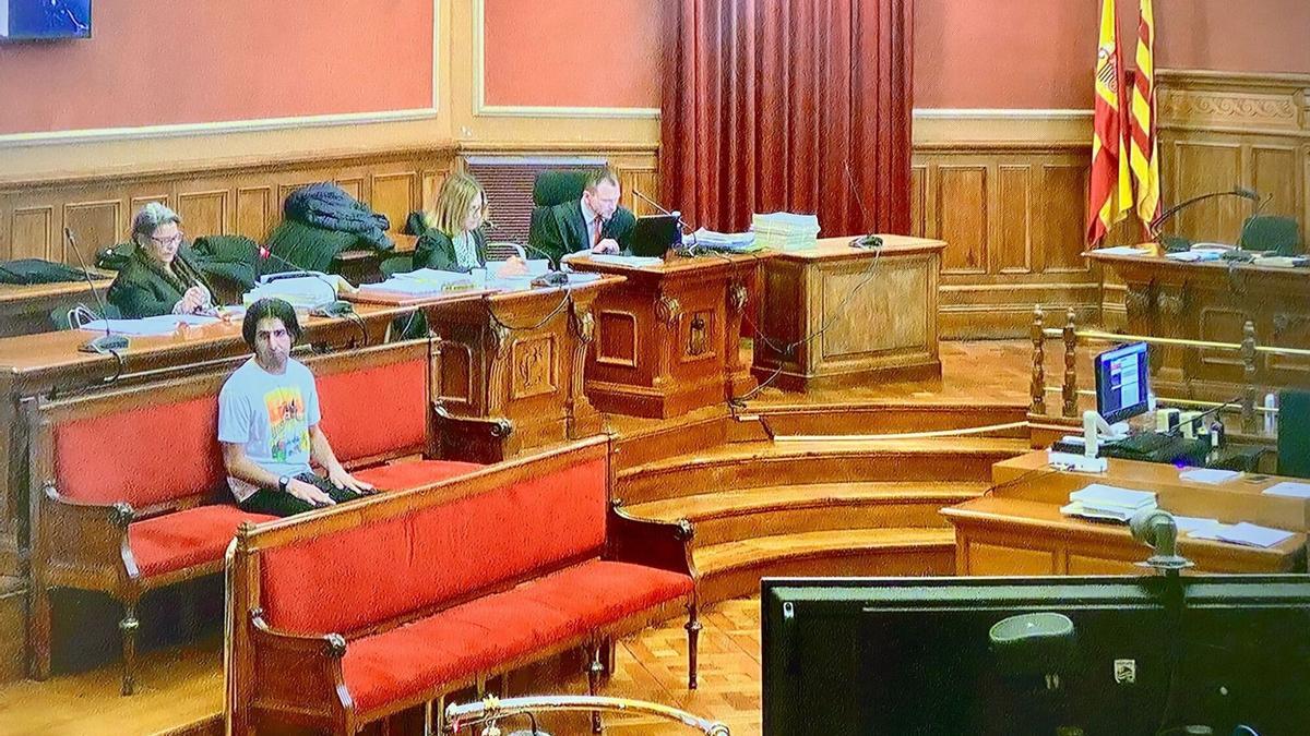 El acusado de matar a su exnovia de 26 años en el barrio de El Clot de Barcelona en marzo de 2022 durante el juicio con jurado popular que se celebra en la Audiencia de Barcelona