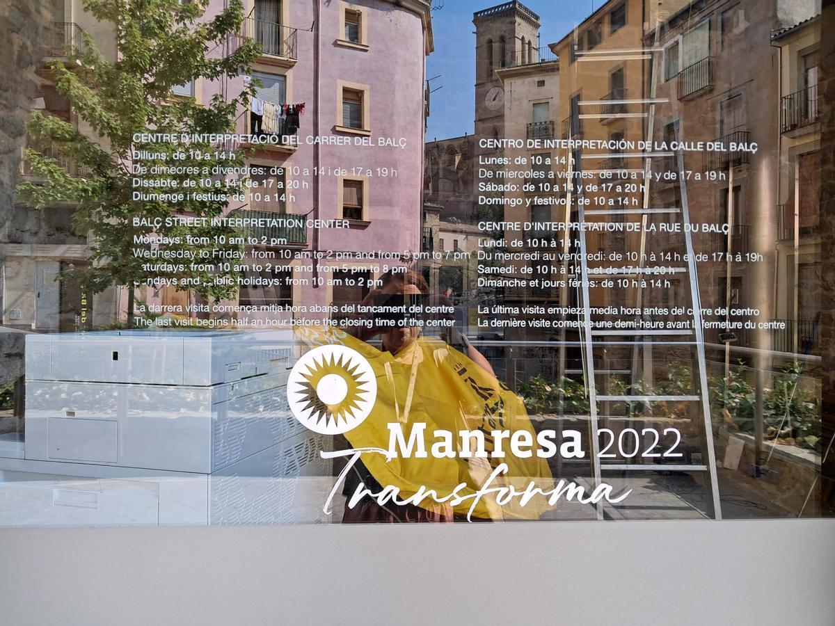 A través del vidre, el vestíbul del centre d’interpretació amb una escala