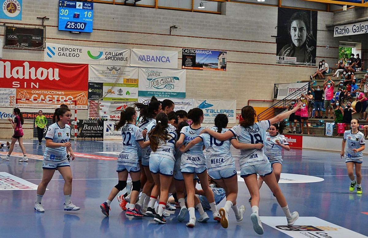 Las jóvenes celebran en un corro la victoria ante el Aula Valladolid, que les clasifica para el “top 8”. |  // G.N.