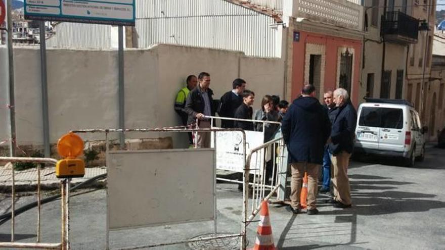 Los técnicos de la Diputación, los municipales y el edil en la calle Tossal.