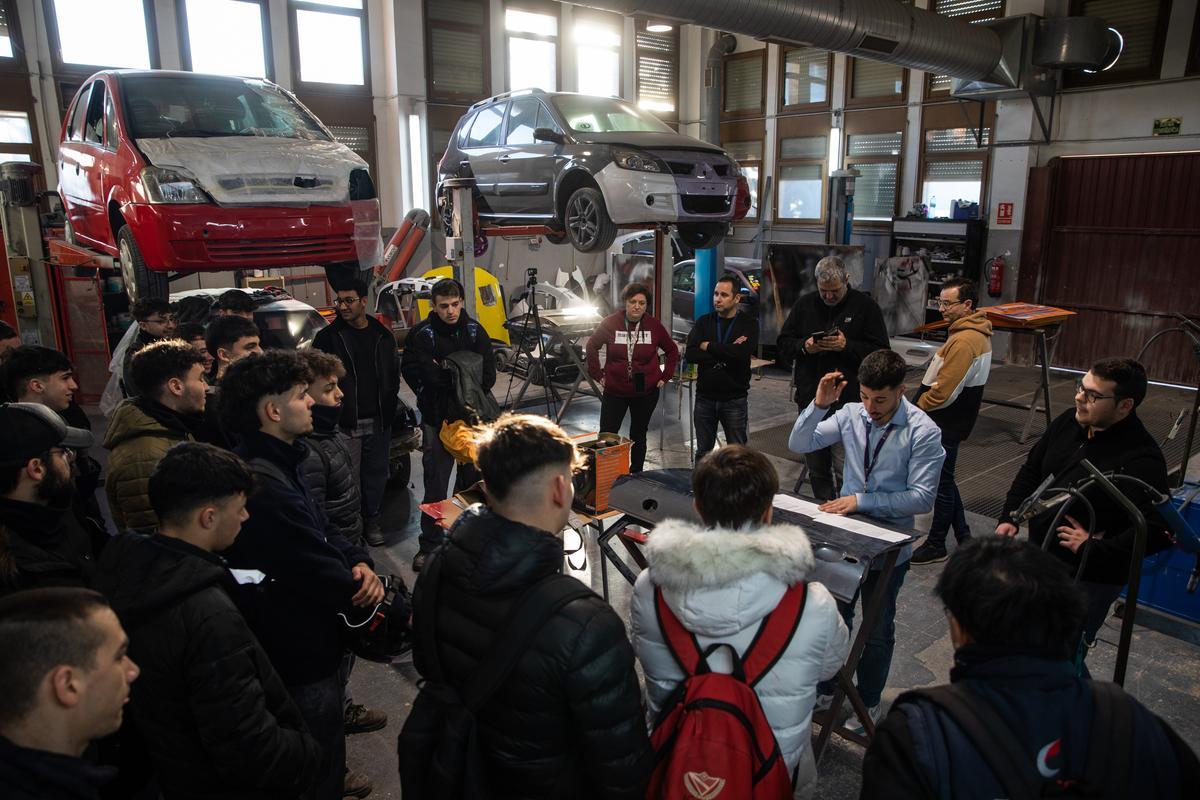 Participantes en el certamen Pompeu Skills, este viernes en el instituto Pompeu Fabra de Badalona.