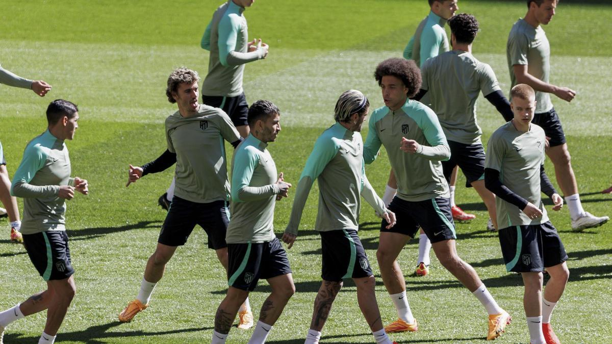 Los jugadores del Atlético en el último entrenamiento, con Axel Witsel, segundo por la derecha en primer término.