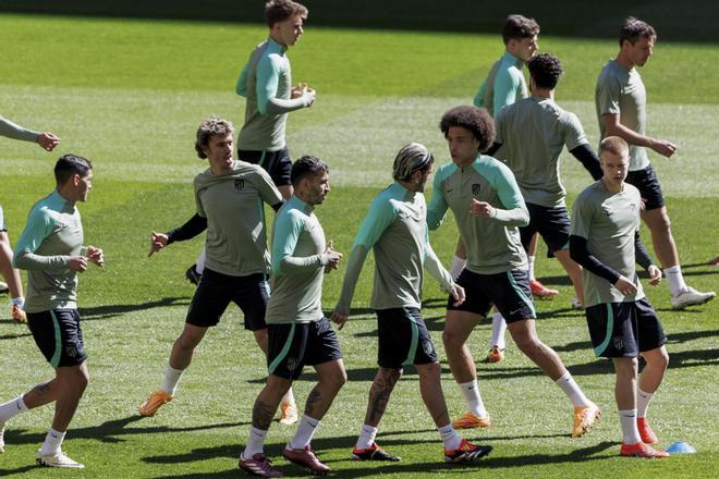 Los jugadores del Atlético en el último entrenamiento, con Axel Witsel, segundo por la derecha en primer término.