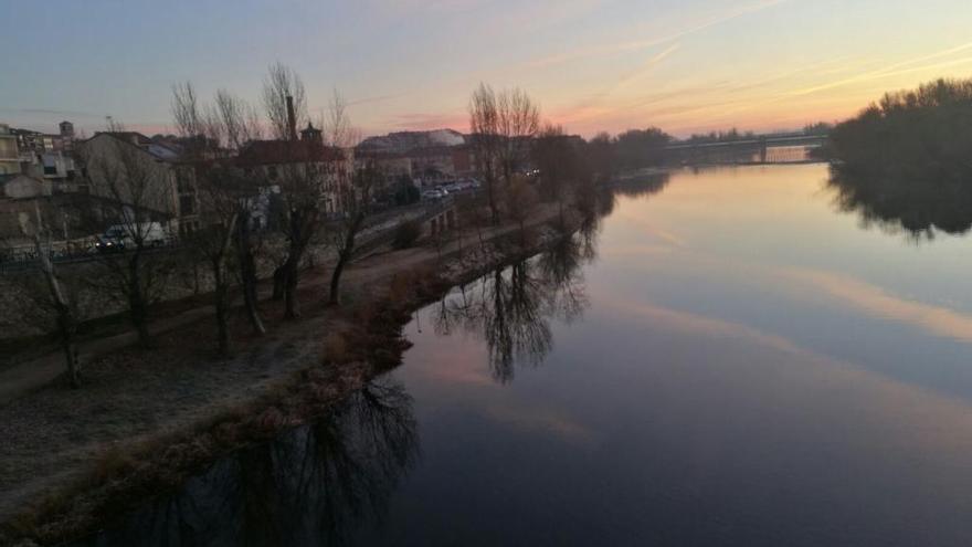 Cielos poco nubosos y las temperaturas en descenso