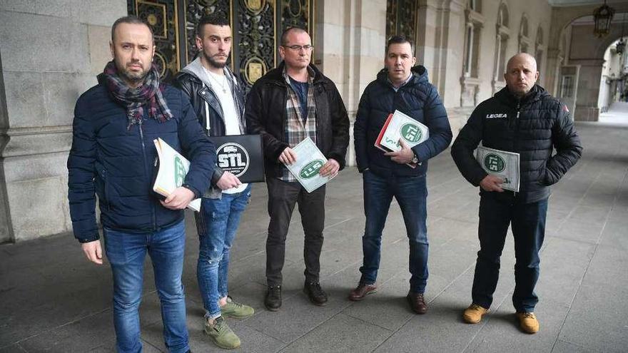 Representantes sindicales de Cespa, ante el Concello antes de reunirse con la concejal de Medio Ambiente.