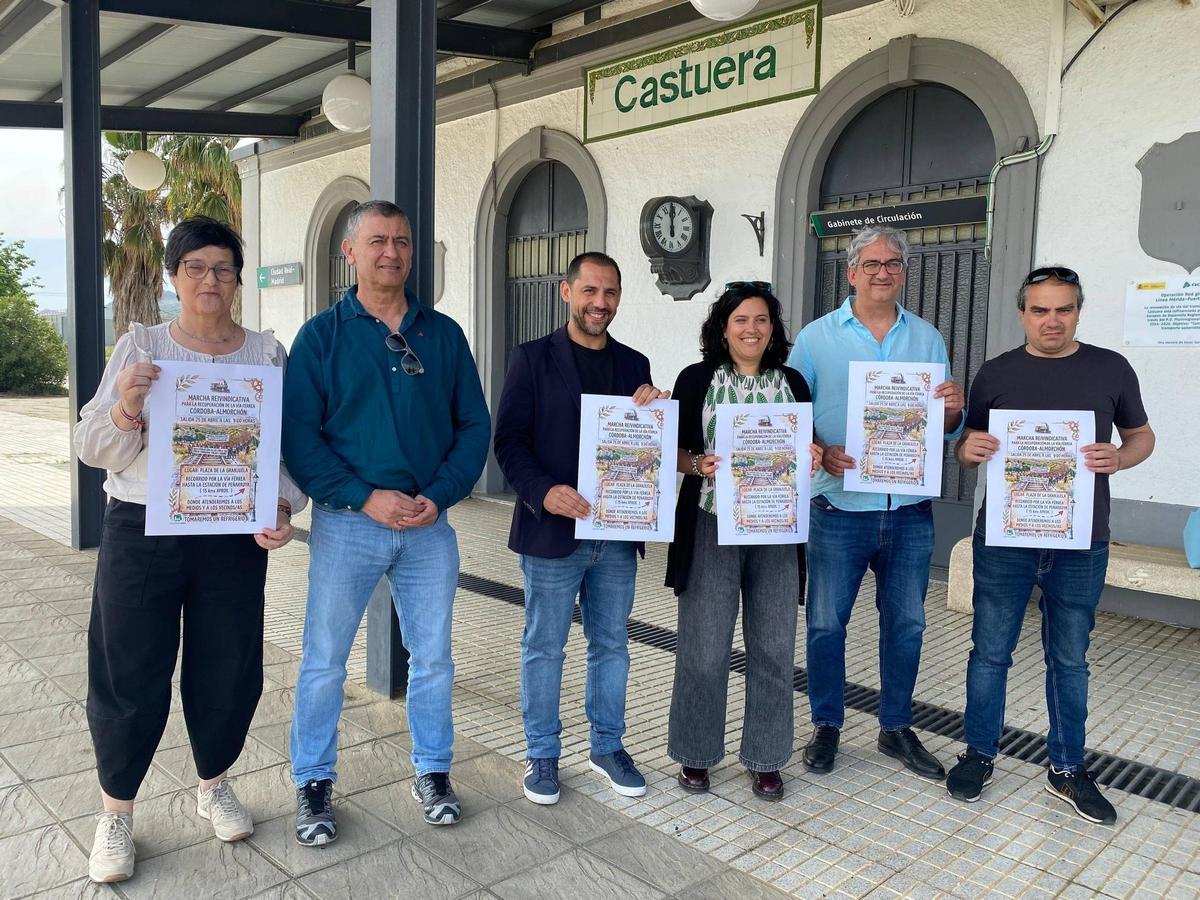 Representantes de Unidas por Extremadura e IU Córdoba, este lunes en la estación de Castuera.