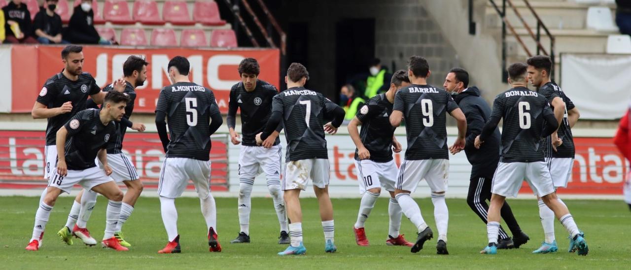 Los futbolistas del DUX, antes de un encuentro en Primera RFEF durante la pasada temporada.