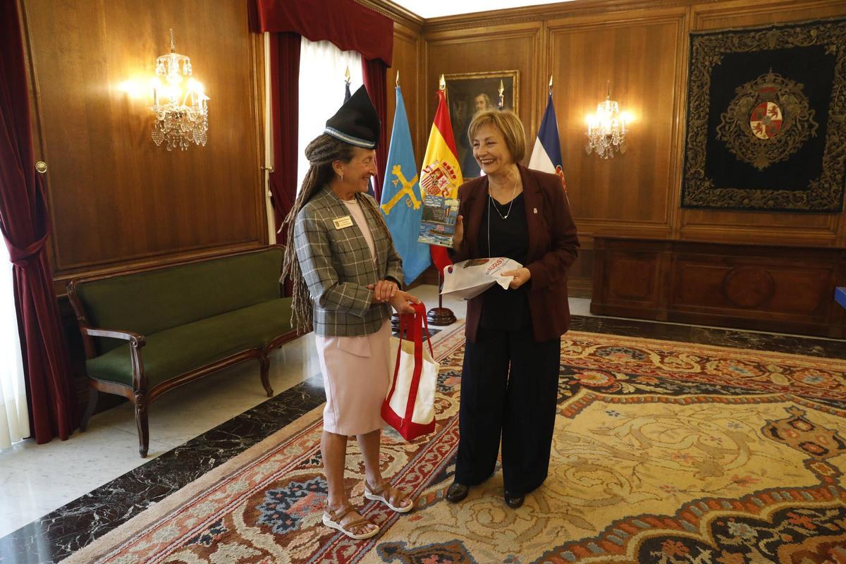 Barbara Blonder, con la montera picona, y Mariví Monteserín, este sábado a mediodía en el salón de recepciones.