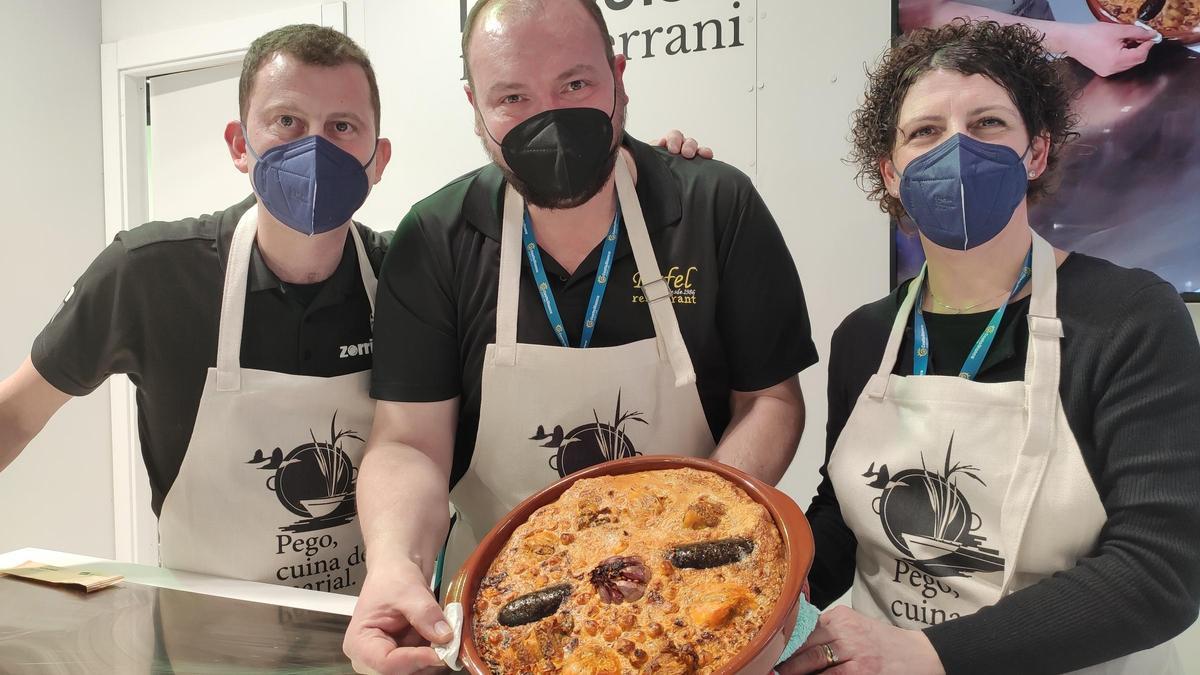 Los cocineros elaboraron en Fitur un suculento &quot;arròs amb crosta&quot;