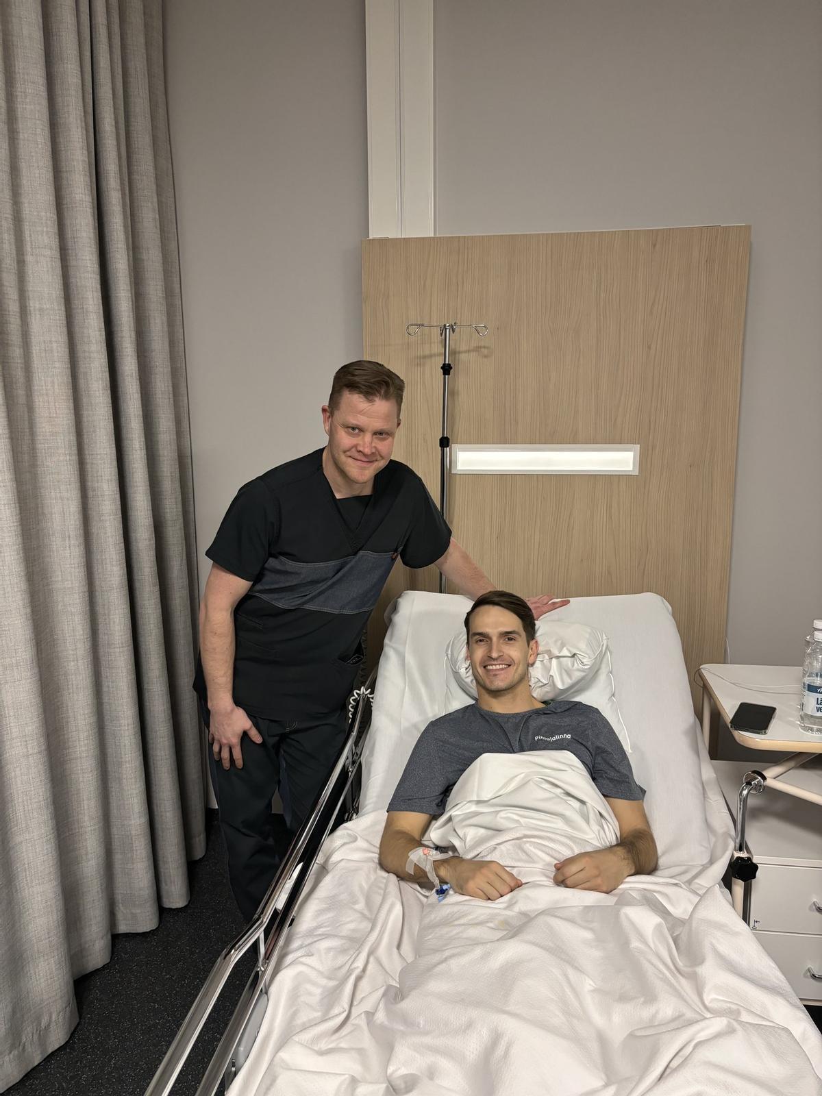 El jugador del Villarreal Denis Suárez, tras ser operado en Finlandia.