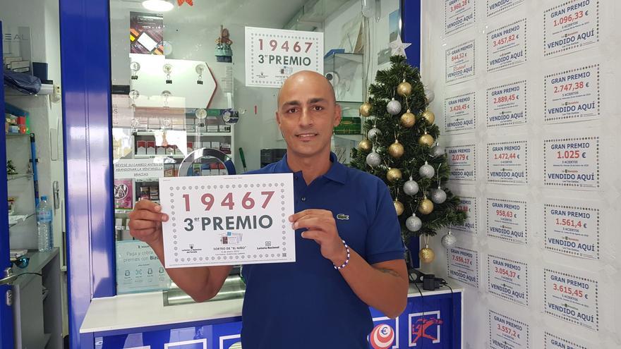 Jonathan Torres celebra el tercer premio de la Lotería del Niño en Puerto del Carmen, Yaiza