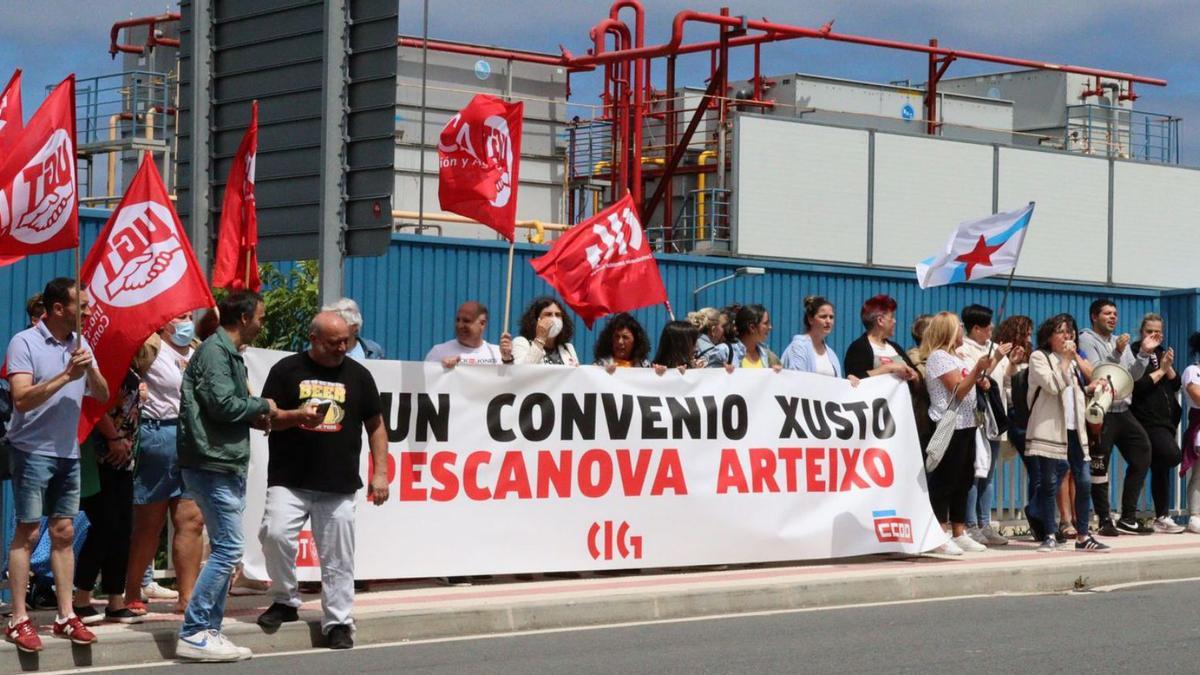 Trabajadores de Pescanova en Arteixo, durante una protesta ayer.   | // L. O.