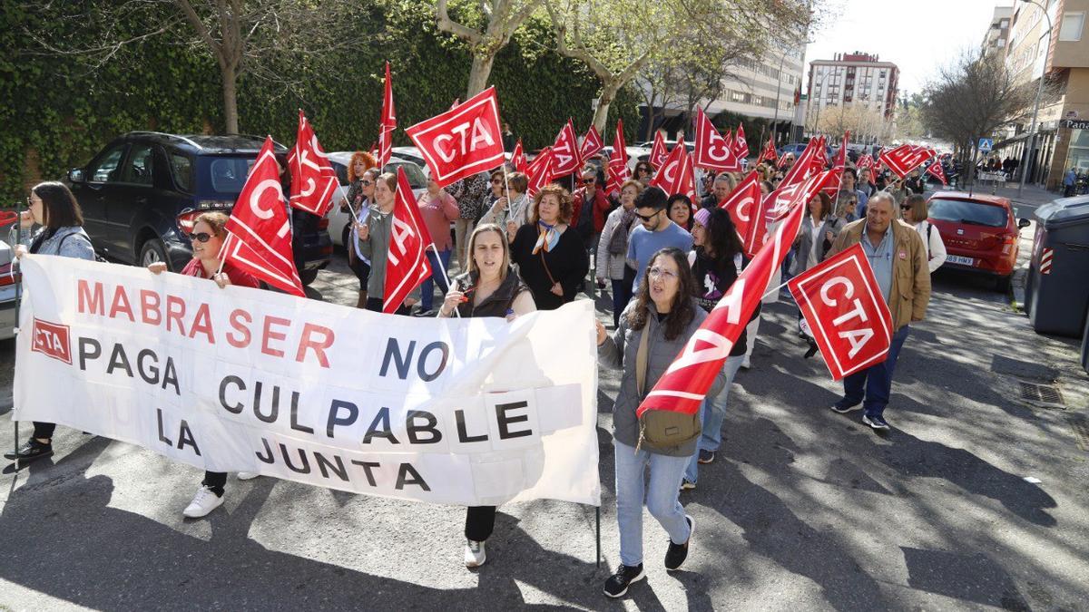 Trabajadoras de la limpieza de los IES de Córdoba durante una manifestación.