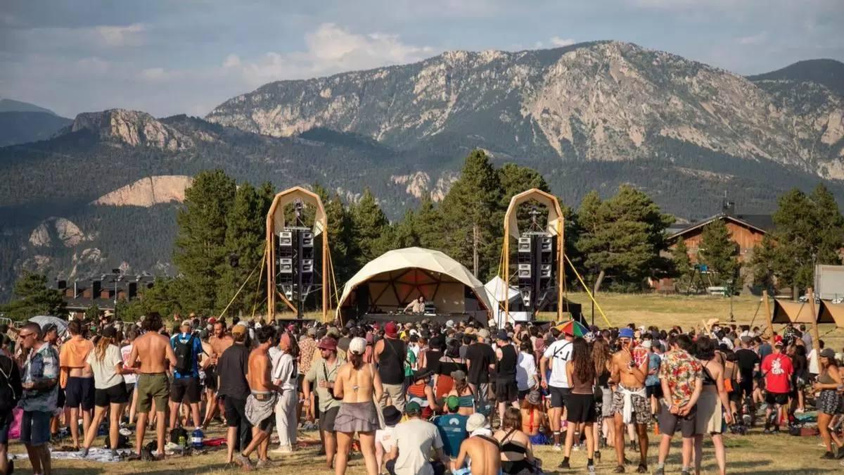 Escenari del festival, amb vistes al Pirineu