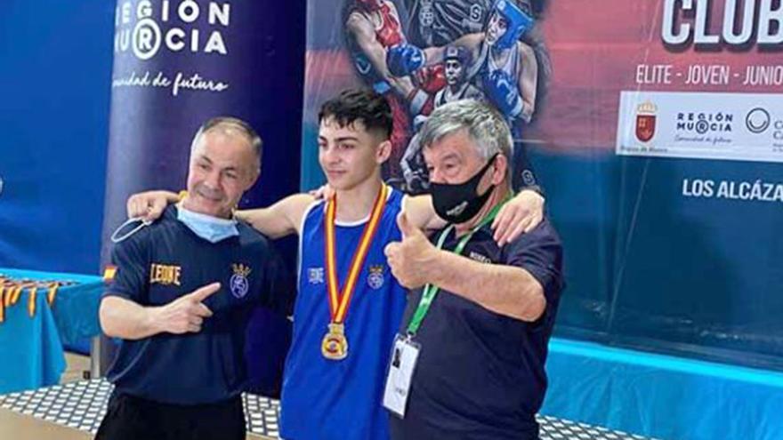 El más joven de la saga Lozano, junto a su padre y su abuelo tras ganar el oro nacional.