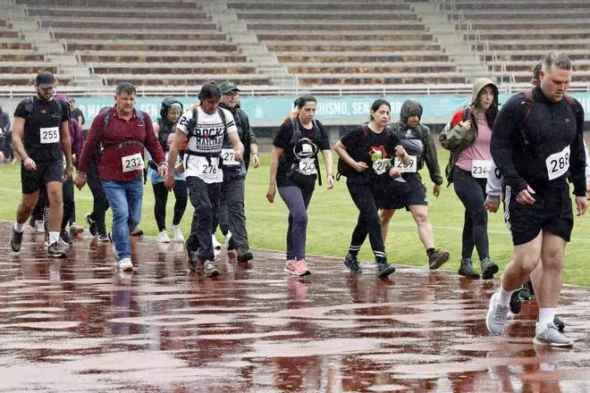 Tres mil metros, once kilos a la espalda y mucha lluvia: los bomberos forestales van a examen en el Vero Boquete