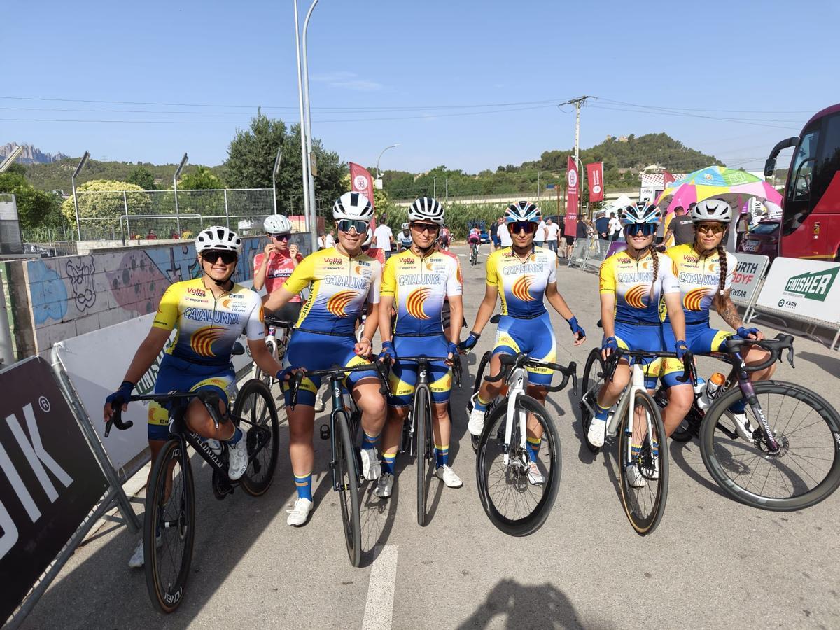 Isis Baraldés, la segona per la dreta, i la Selecció Catalana de ciclisme