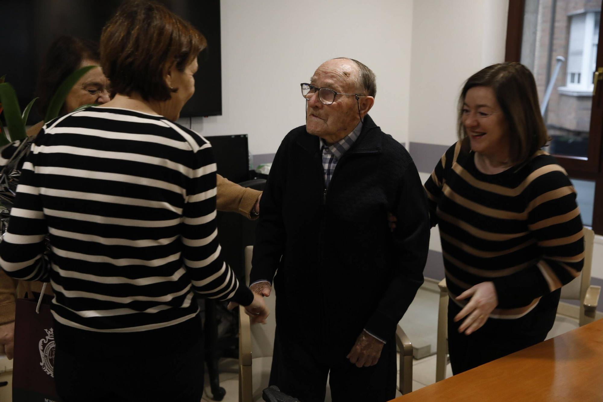 En imágenes: Visita de Carmen Moriyón a los centenarios gijoneses