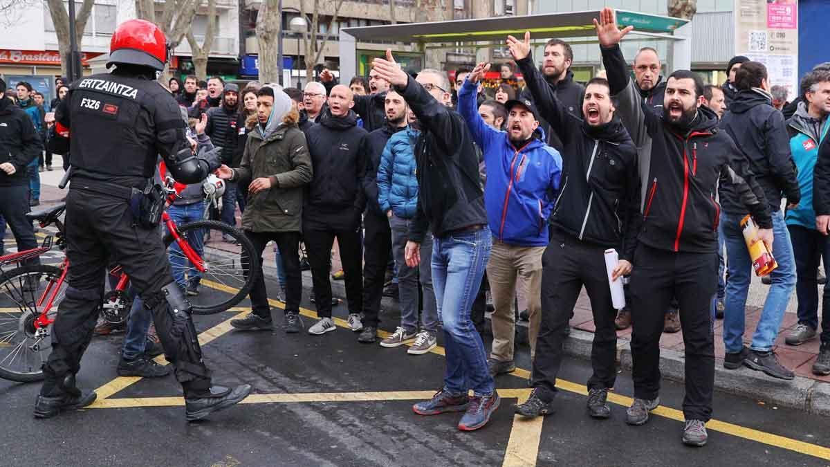 Tensión entre piquetes y la Ertzaintza en jornada de huelga general en el País Vasco