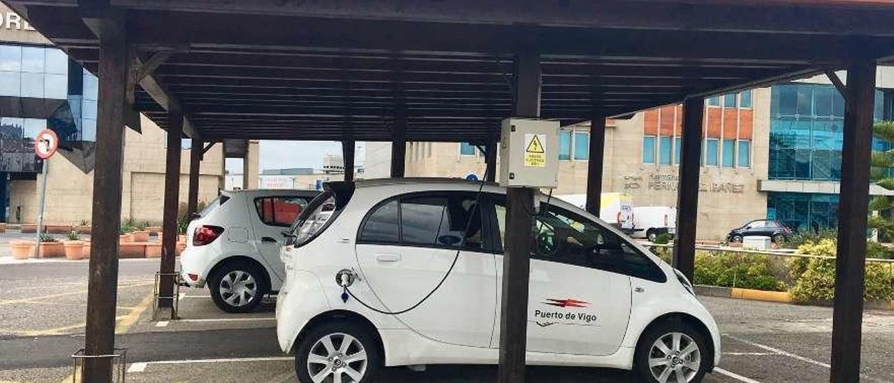 Uno de los coches eléctricos de la flota portuaria carga baterías enchufado en O Berbés. // A.O.