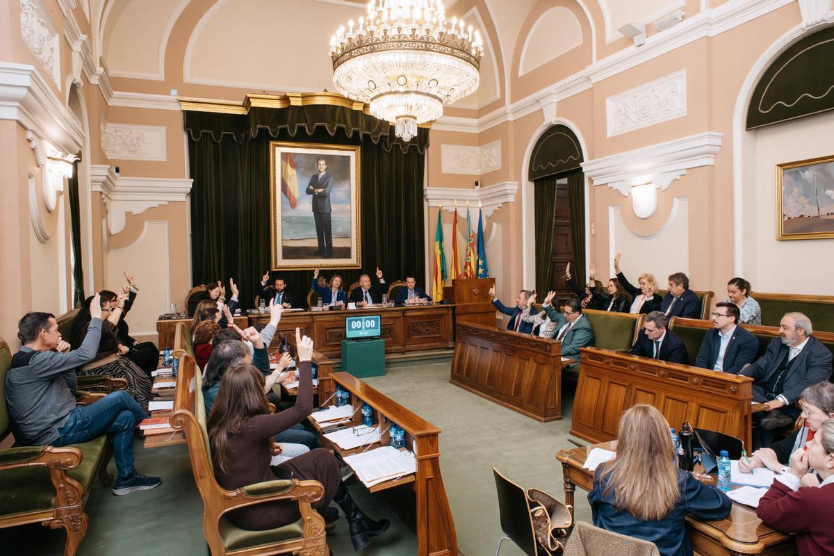 Un momento de la votación del IV Plan de Igualdad, en el pleno del Ayuntamiento de Castelló, este jueves.