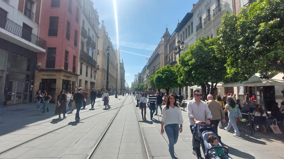 La Avenida de la Constitución de Sevilla, este sábado de vísperas de la Semana Santa con temperaturas por encima de los 27 grados.