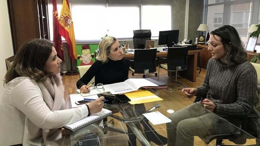 Martínez-Cachá se reúne con la directora del club hípico Aros