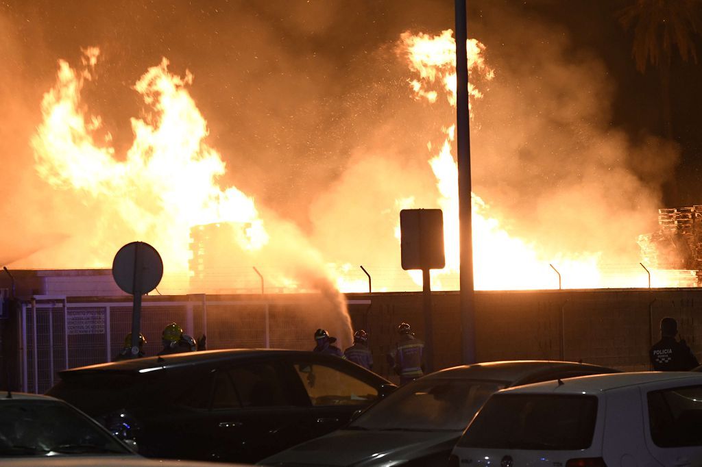 Estas son las imágenes que el aparatoso incendio de Puente Tocinos ha dejado este sábado