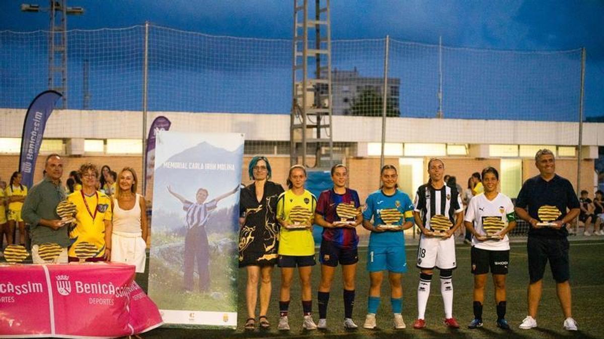 Representantes de los equipos participantes posan con los trofeos de la tercera edición del Memorial Carla Irún Molina.