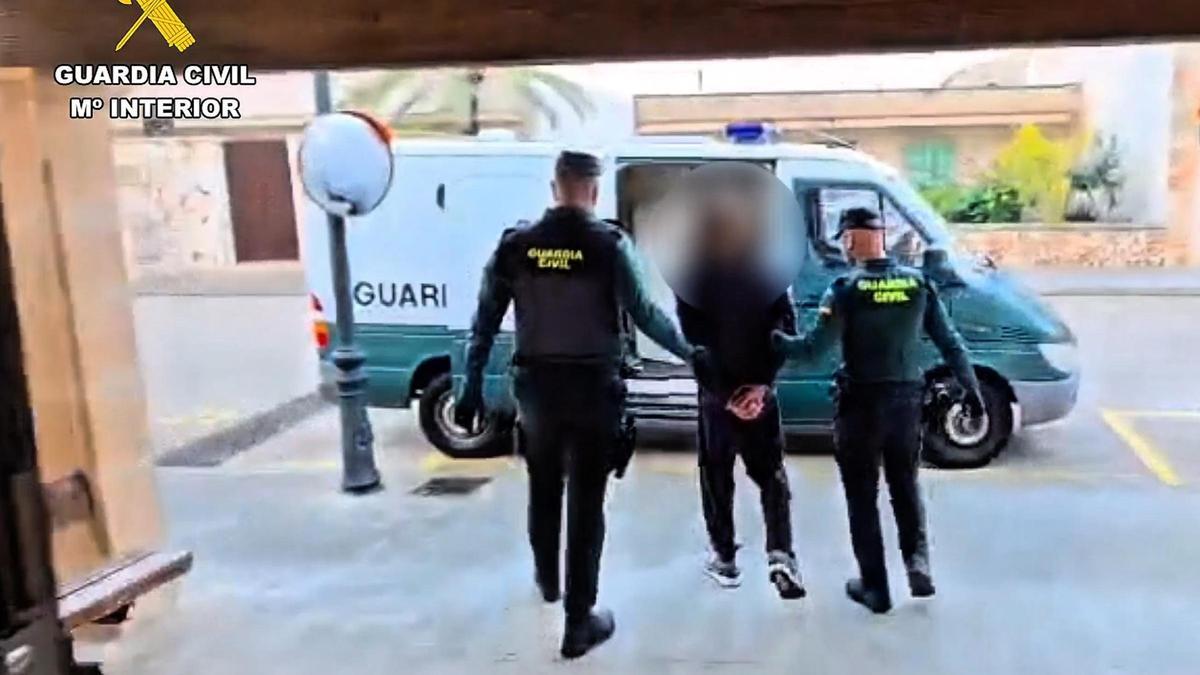 La Guardia Civil conduce al detenido en Cala d'Or al juzgado.