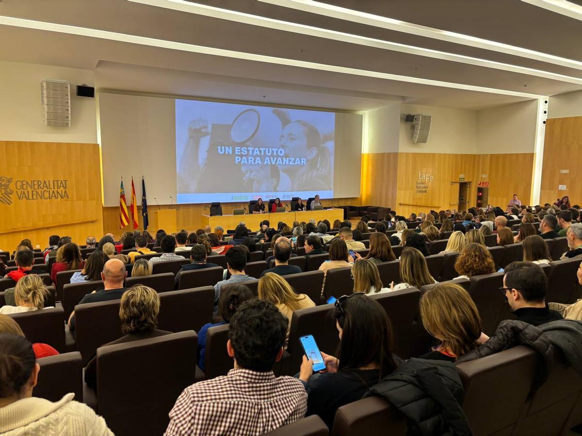 Reunión informativo sobre el Estatuto Marco en La Fe organizada por Satse, CCOO, UGT y CSIF.