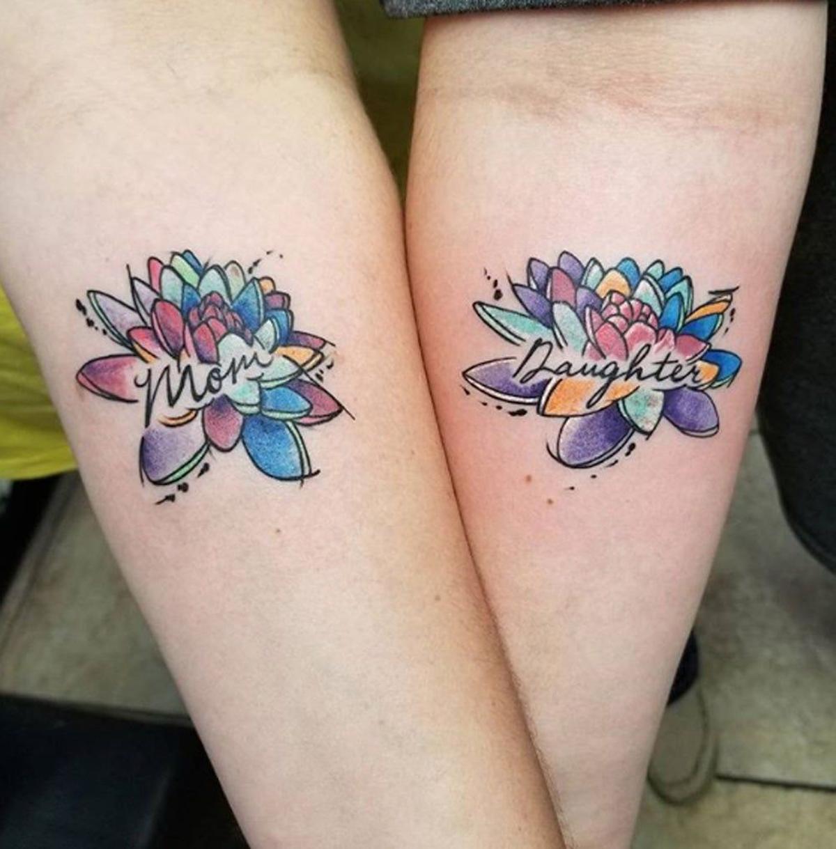 Tatuajes con mamá: con color