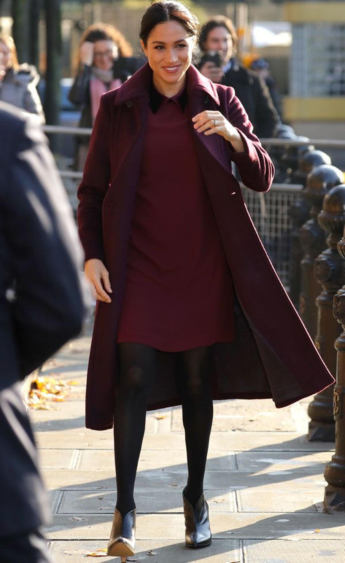 Un toque velvet en el look burdeos de Meghan Markle