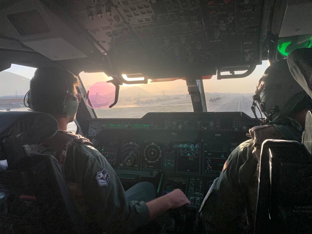 FOTOGALERÍA | La evacuación de Afganistán desde los ojos de Roberto Moya y Javier Ferrer, dos militares de la Base Aérea de Zaragoza