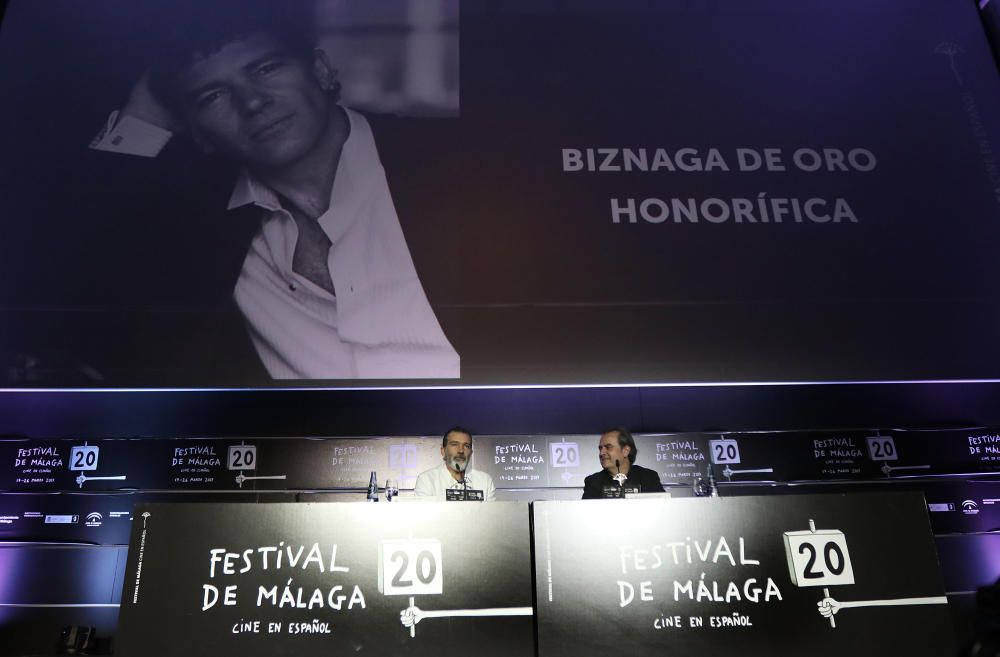 Photocall en la calle Alcazabilla antes del encuentro con la prensa