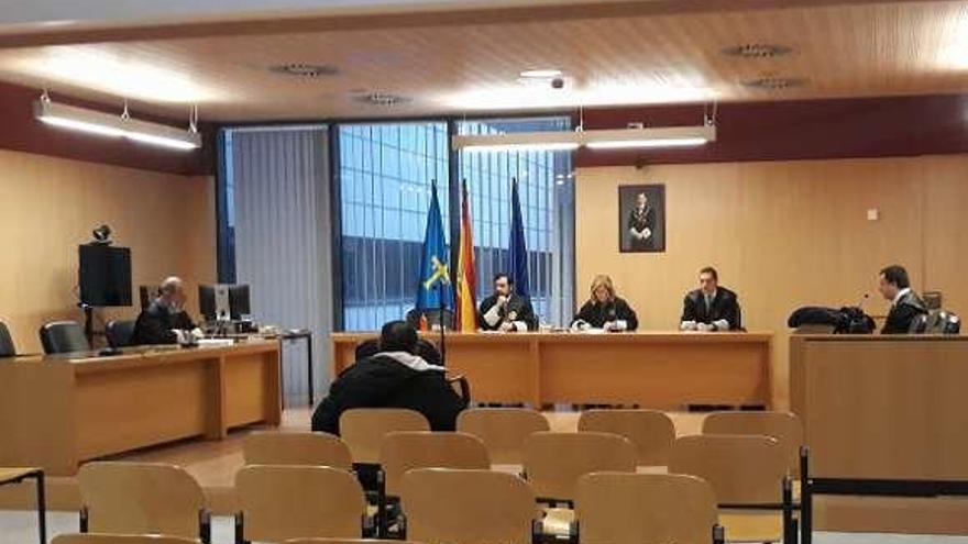 El condenado, ayer, ante el tribunal de la Sección Octava de la Audiencia.