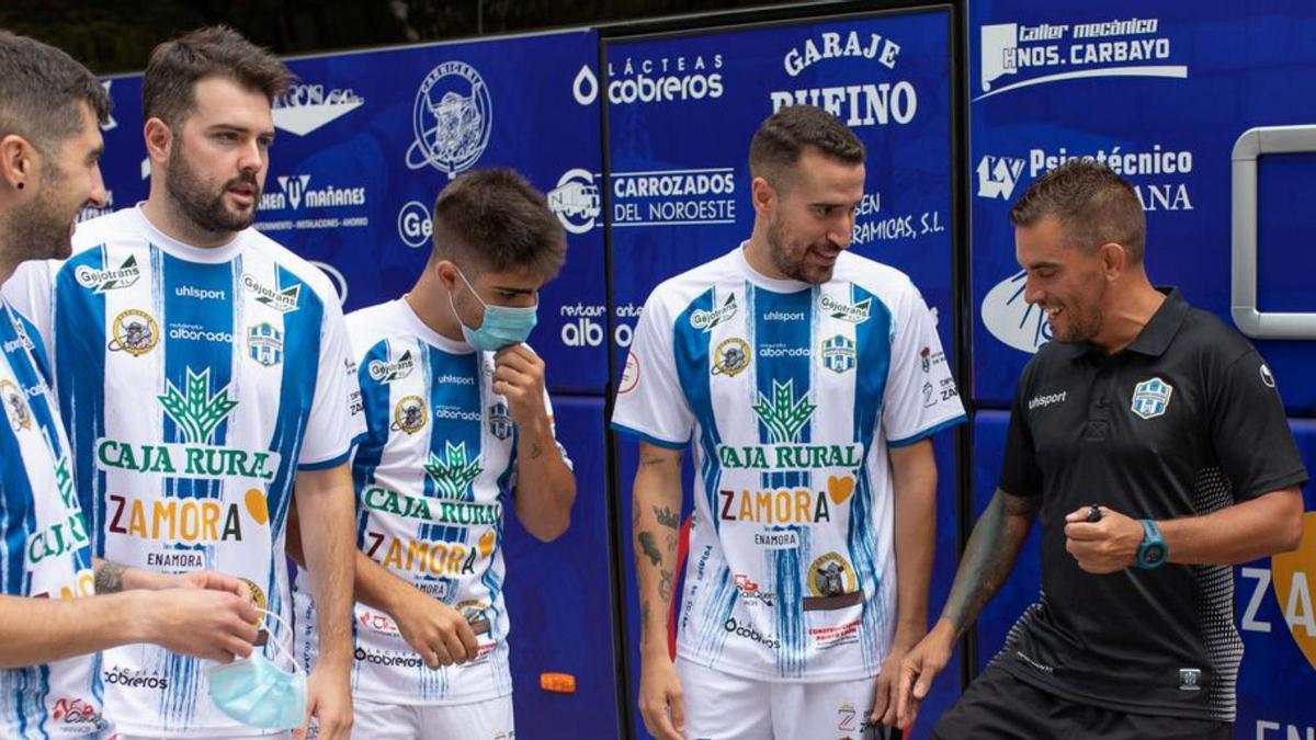 Chema Sánchez conversa con sus jugadores.