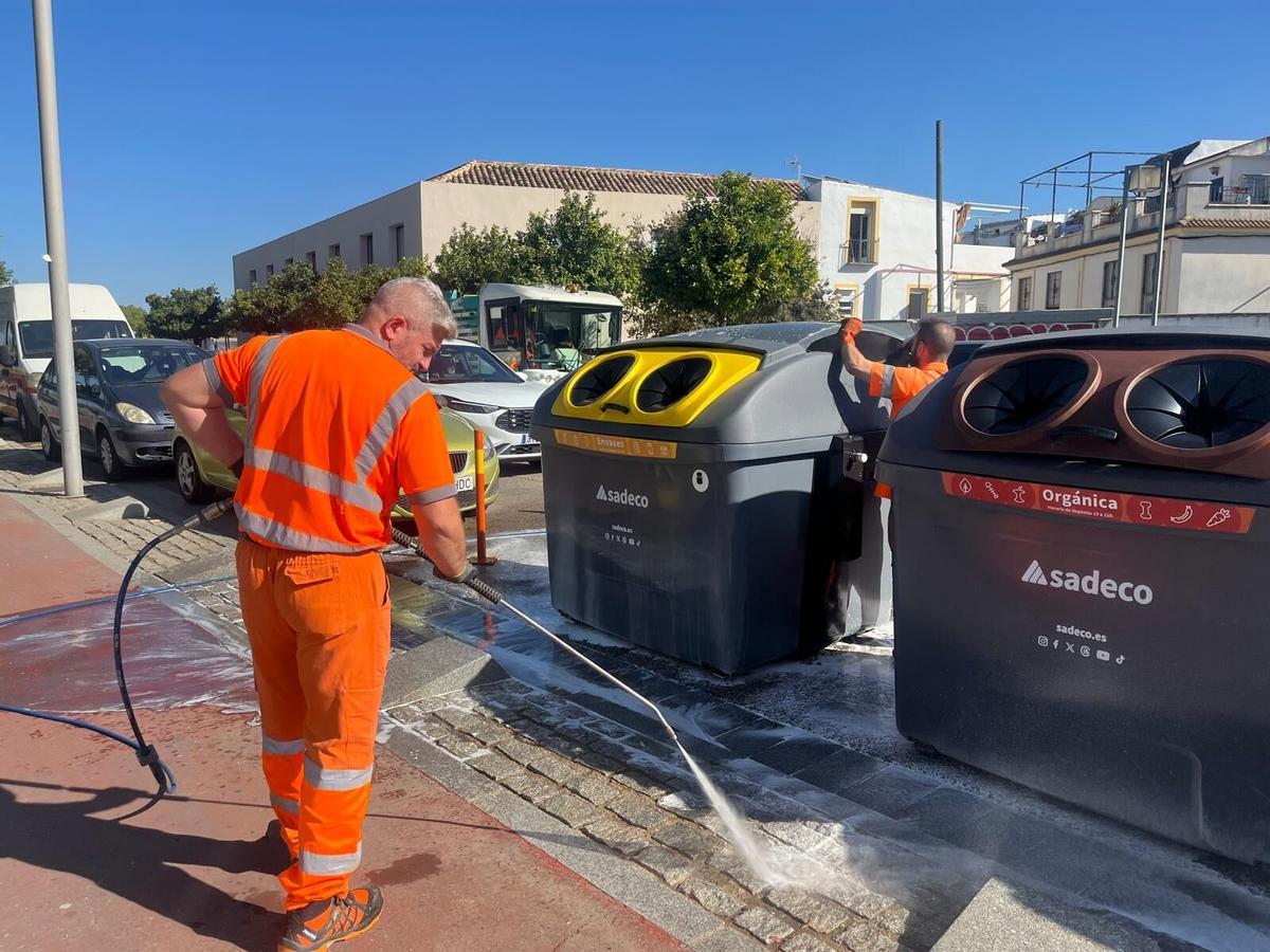 Trabajadores de Sadeco limpiando contenedores, ayer, junto a la Calahorra