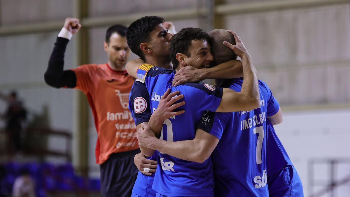 Alegría de los jugadores del Alzira FS tras una victoria ue les mete de lleno en la lucha por la salvación