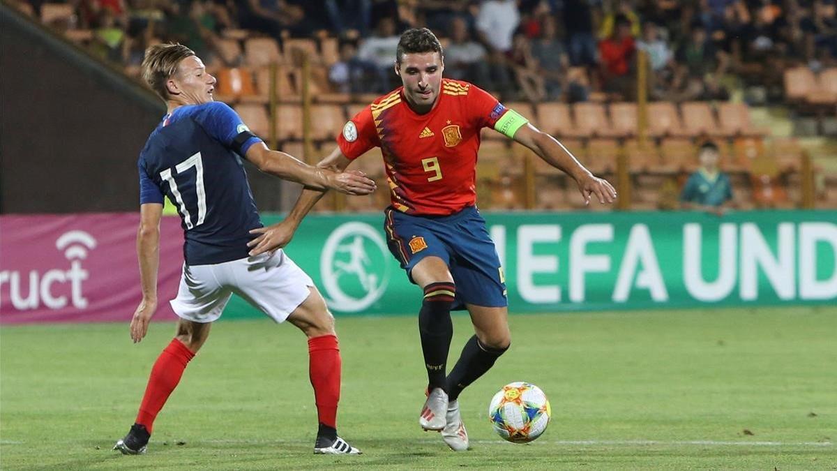 Abel Ruiz disputa un balón con Mathis Picouleau en semifinales.