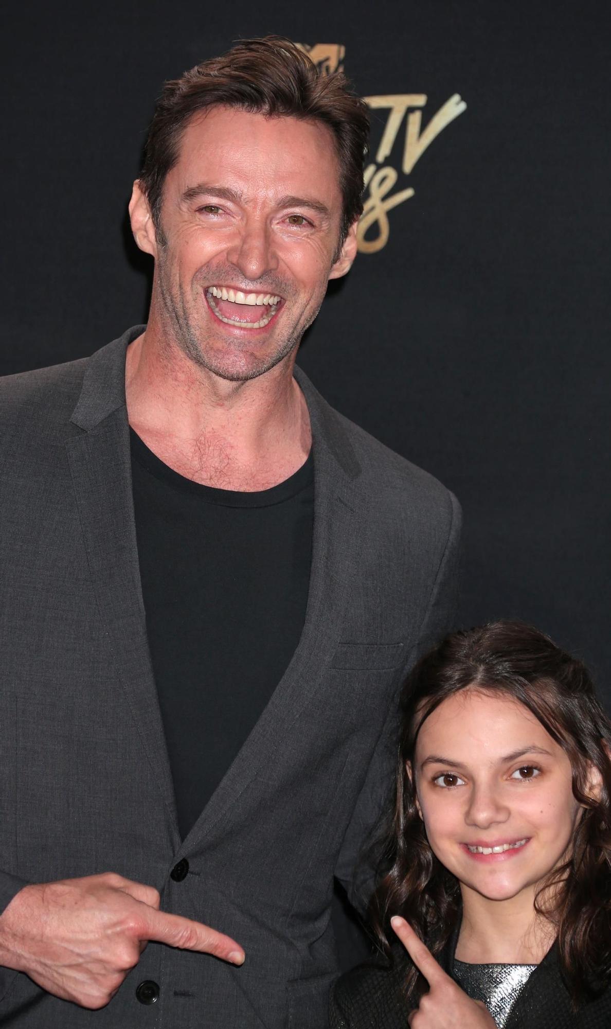 Dafne Keen y Hugh Jackman en 'Logan'.