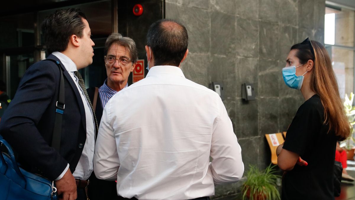 El policía acusado de matar a un preso que se fugó, de espaldas, junto a sus abgoados.