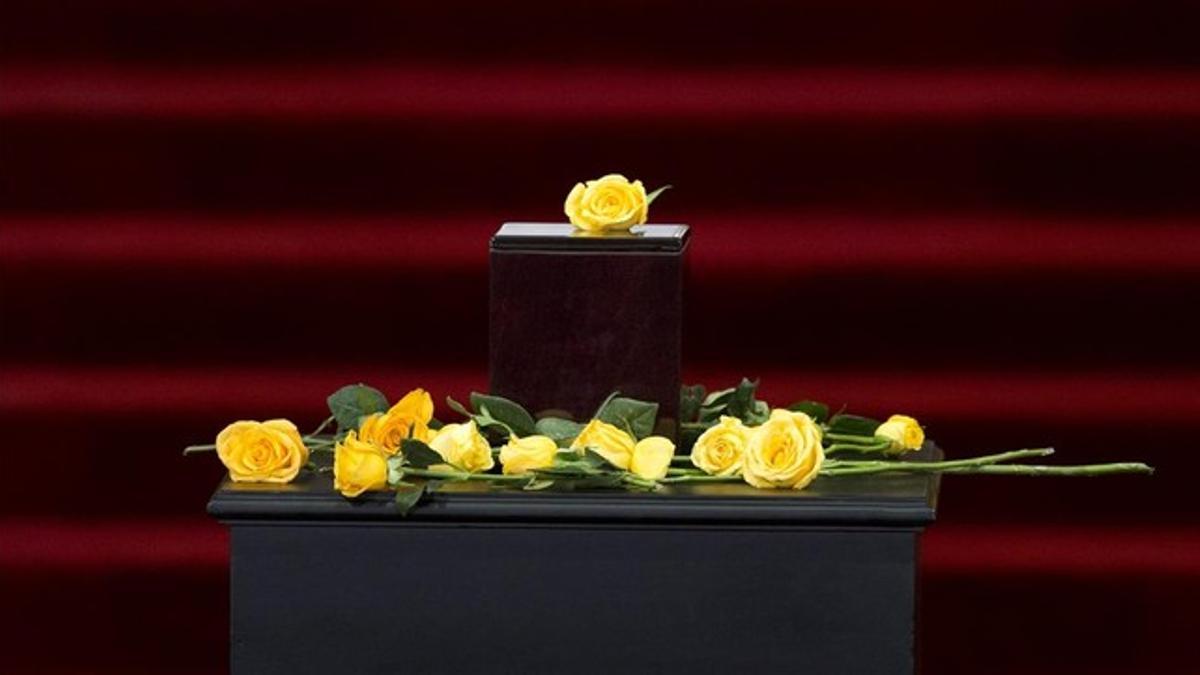 Rosas amarillas sobre la caja con las cenizas de Gabriel García Márquez, en el Palacio de Bellas Artes en la Ciduad de México.