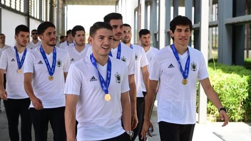 Los jugadores de España caminan por la Ciudad Deportiva de Las Rozas tras conquistar el domingo el Europeo Sub-21.