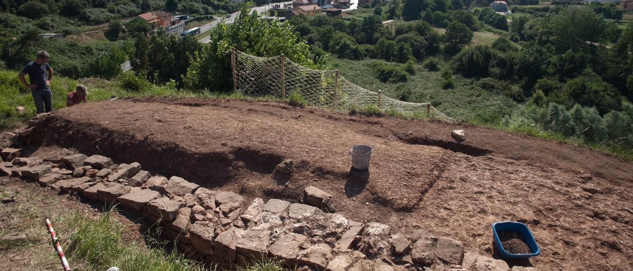 Trabajos de excavación arqueológica en el castilló de Gauzón, en una imagen de archivo.