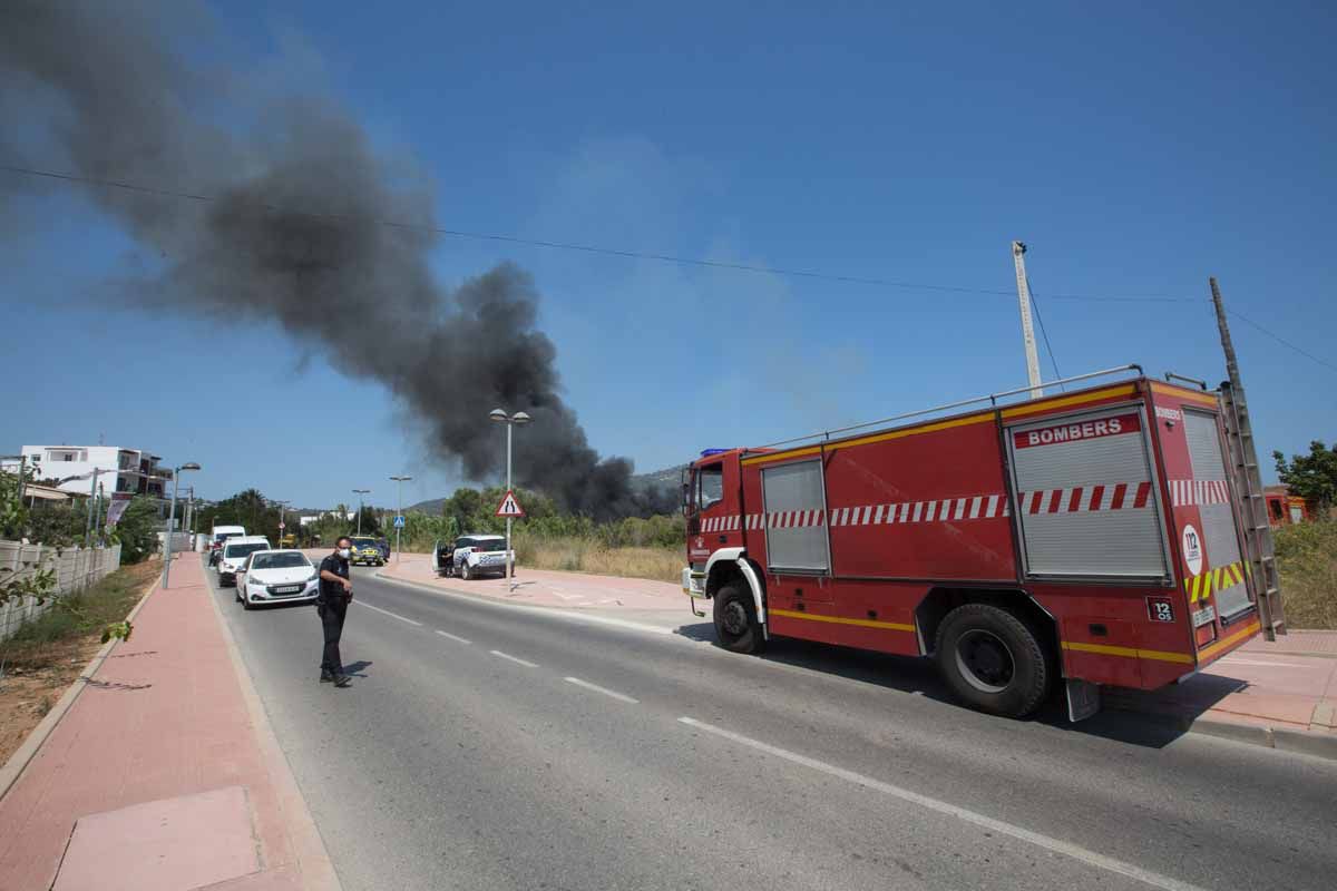 Incendio en una parcela de Ibiza