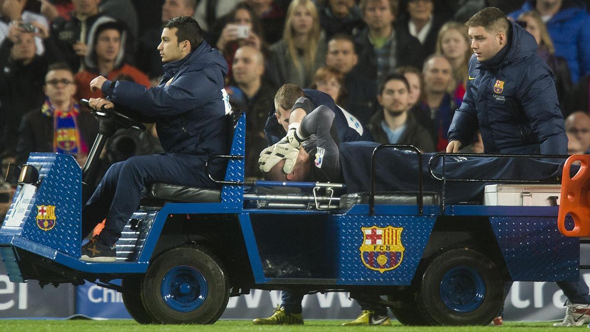 Víctor Valdes es retirado en camilla durante el partido Barcelona-Celta en marzo de 2014